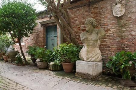 -spacious And Flat With Private Patio Venezia